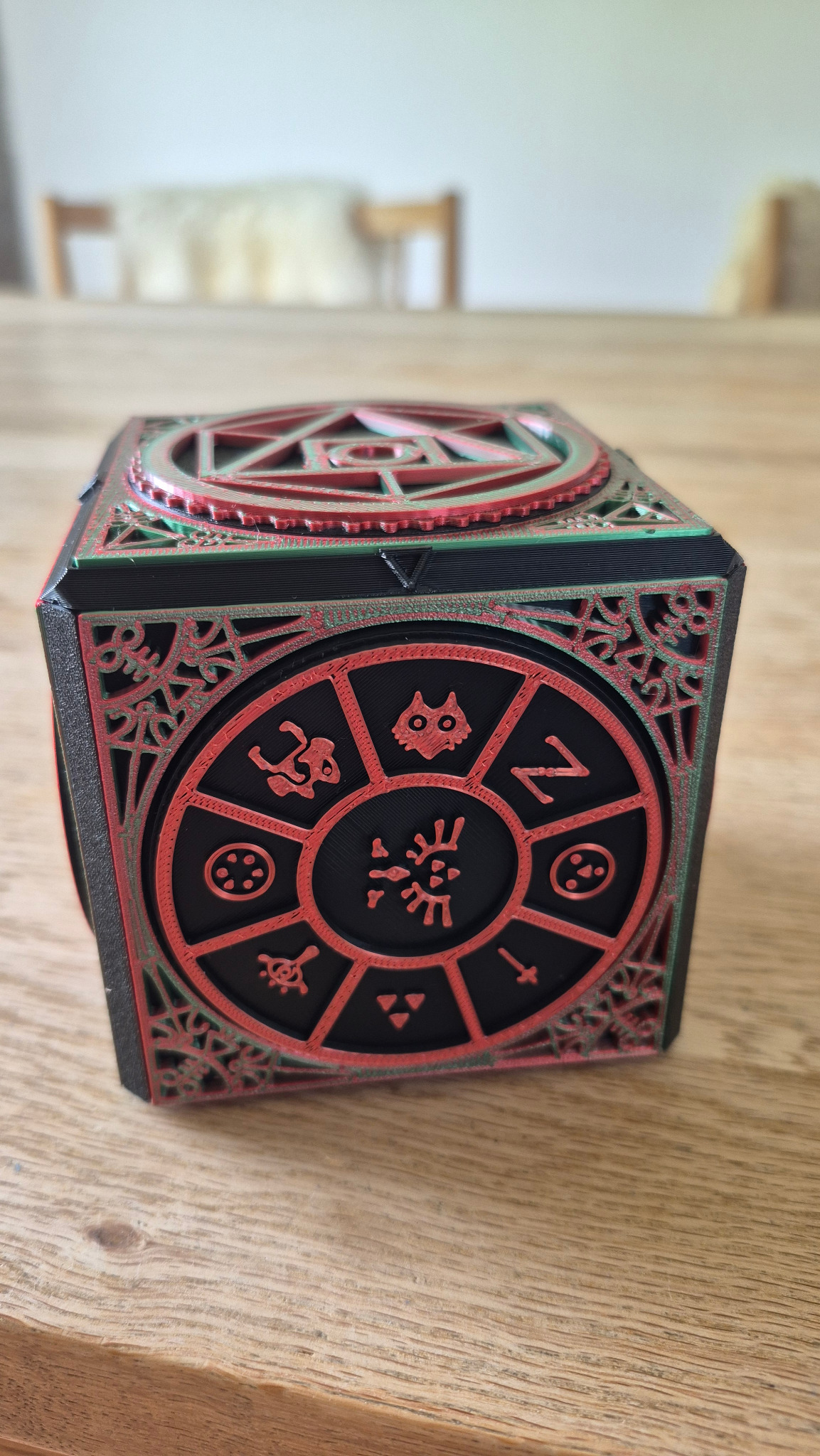 Mystery Puzzle Box i sort, grøn og rød
